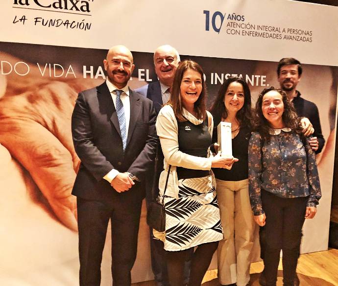 2019 02 05 La Dra. Herrera junto a su equipo de la FJD y al gerente del hospital
