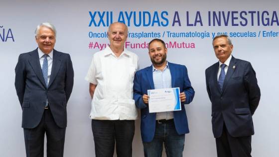 El Dr. Oller en el momento de recoger una de las XXII Ayudas a la Investigación en Salud de la Fundación Mutua Madrileña