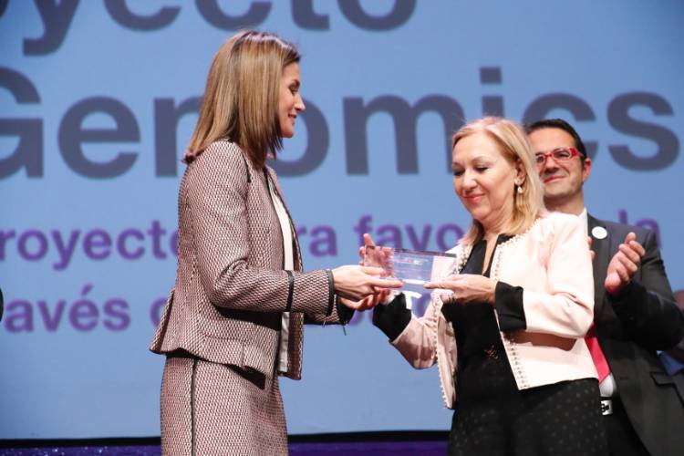 2018 03 15 Momento en el que la Dra. Ayuso recoge el premio de manos de SM la Reina Dña. Letizia