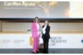 La Dra. Ayuso en el momento de recibir el premio Médicos y Pacientes, entregado por la OMC