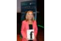 La Dra. Ayuso posa con el Premio