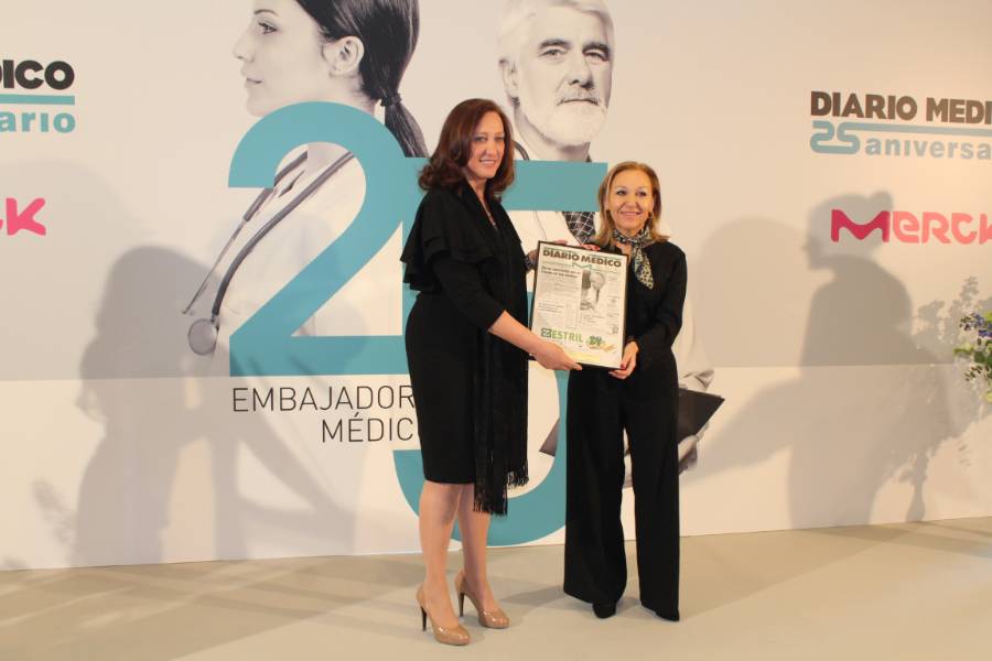 2018 02 21 Momento en el que la Dra. Ayuso recoge el premio de manos de la directora de Diario Médico