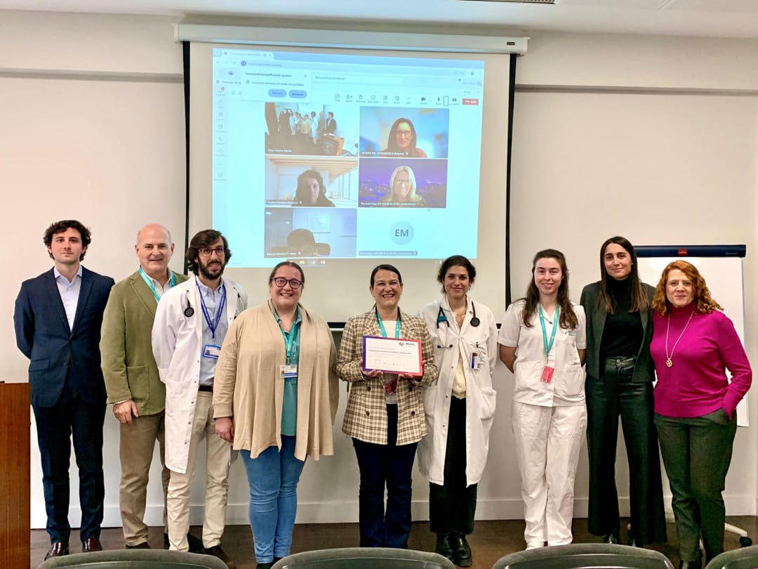 Representantes de la FJD y de Boehringer Ingelheim con el diploma que certifica la implementación total de MAIC Continuum en el hospital en la reunión de cierre del programa