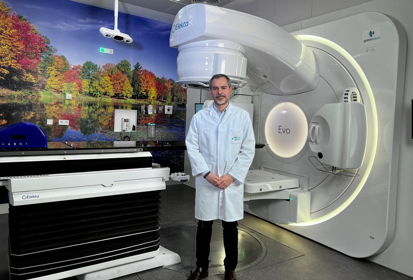 El Dr. Javier Luna en la sala del nuevo acelerador lineal EVO de la Fundación Jiménez Díaz