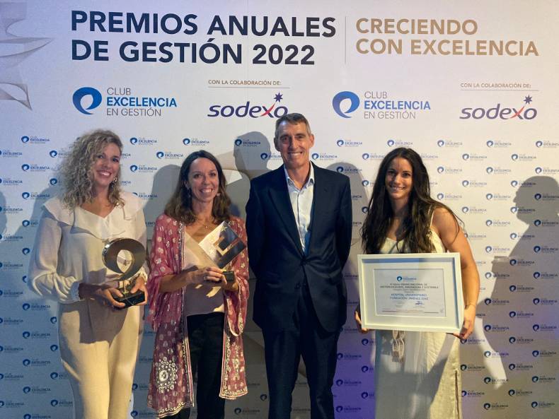 2022 09 30 Álvaro de la Parra con el equipo del Dpto. de Calidad de la FJD y los premios obtenidos