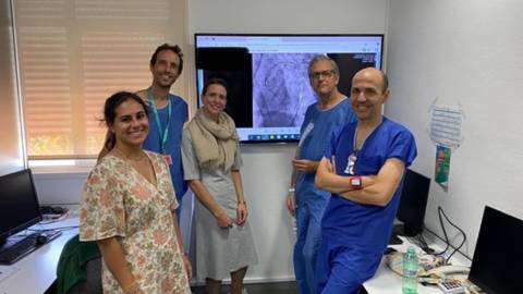 El Dr. Navarro (2º por la dcha), junto al resto del equipo participante en la intervención