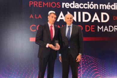 2019 04 03Premio al Mejor Hospital Público de manos del consejero de Sanidad de la CAM
