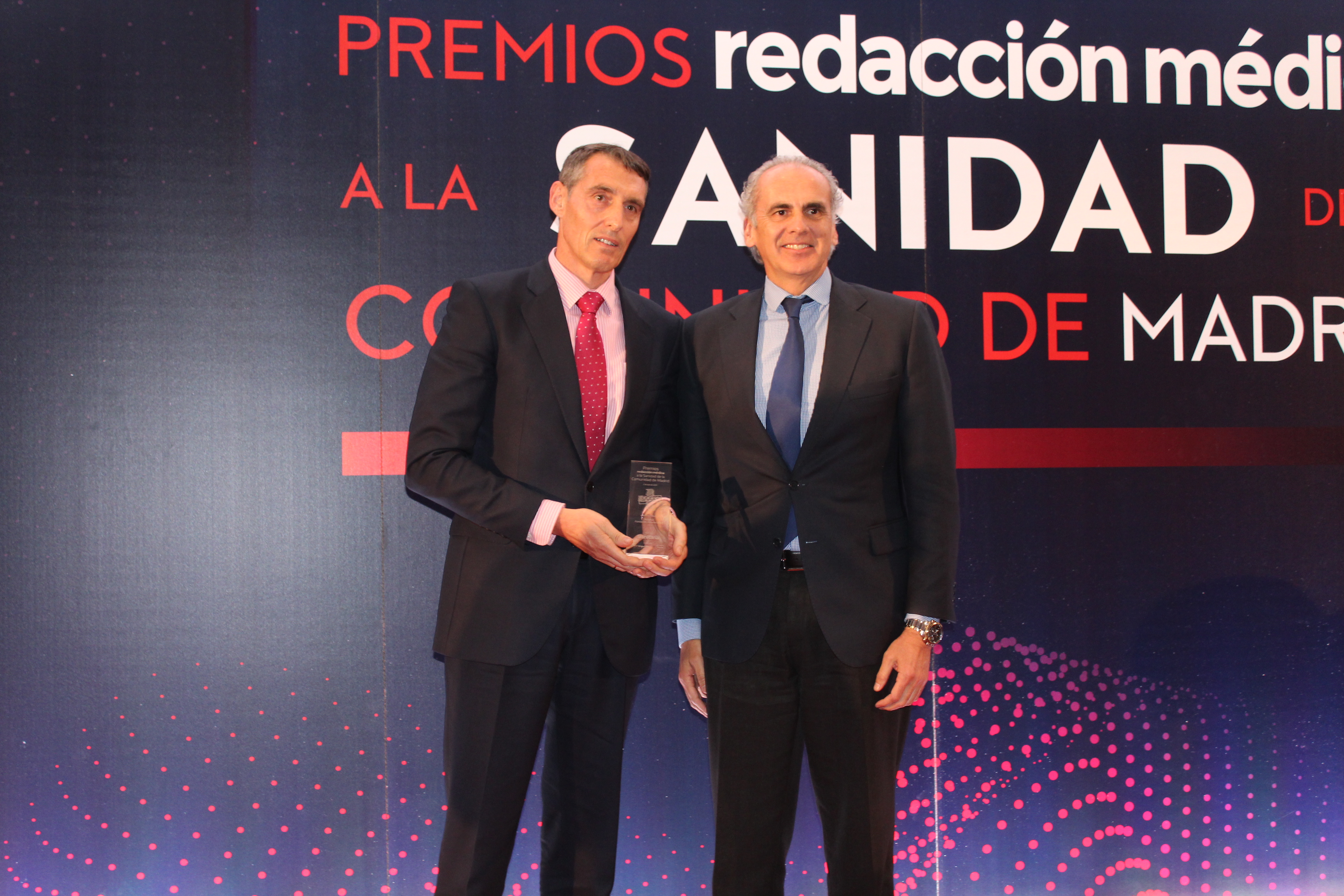 2019 04 03Premio al Mejor Hospital Público de manos del consejero de Sanidad de la CAM