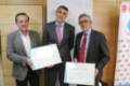 Álvaro de la Parra y el Dr. Sastre muestran los dos diplomas acreditativos junto al Dr. Javier DoderoD