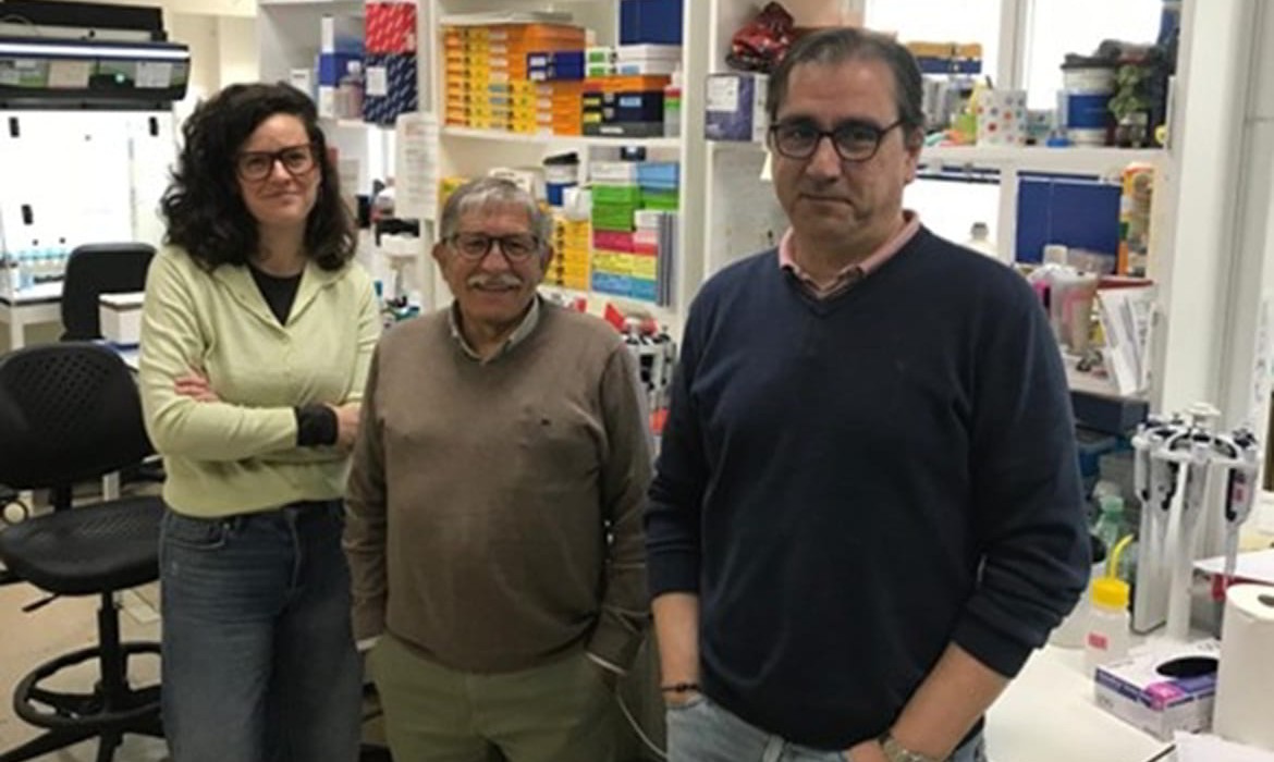 Dra. Nerea Méndez Barbero, Juan Manuel Ortiz y el Dr. Luis Miguel Blanco Colio