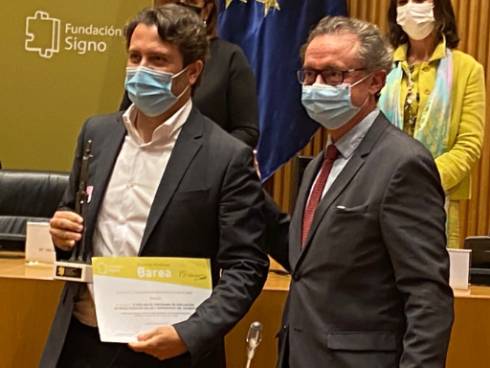 2021 10 08 El Dr. Javier Arcos en el momento de recoger el premio
