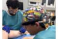 Los doctores Crespo (fondo) y Hermosín (primer plano) tratando las varices de una paciente
