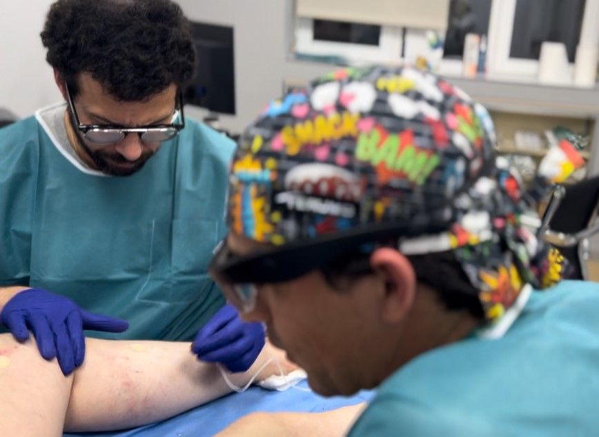 Los doctores Crespo (fondo) y Hermosín (primer plano) tratando las varices de una paciente