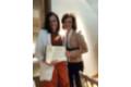 2018 06 18 La Dra. Naya (izda) con el título acreditativo del Primer Premio a Proyectos de Investigación