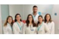 La Dra. Almudena Fernández-Bravo (centro), junto al resto del equipo médico de la unidad
