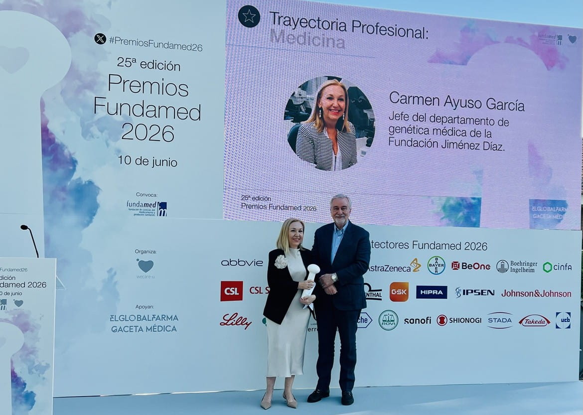 La Dra. Ayuso, en el momento de recibir el premio