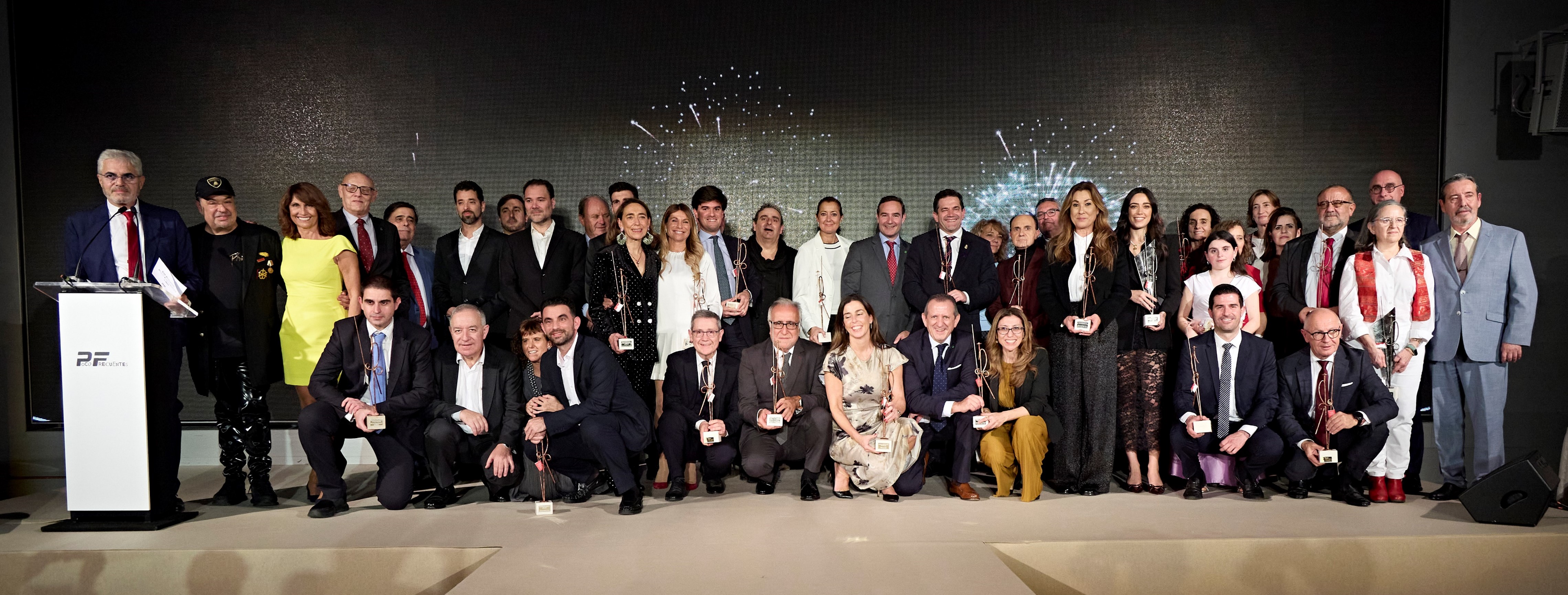 2024 11 26 Foto de familia de los galardonados en los XVI Premios Poco Frecuentes