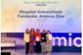 Las dras. Vázquez y Montoya y A. Melchor, recogiendo el Premio BiC a la Fundación Jiménez Díaz hospital con mejor “Unidad de Obesidad”