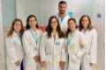 La Dra. Almudena Fernández-Bravo (centro), junto al resto del equipo médico de la unidad