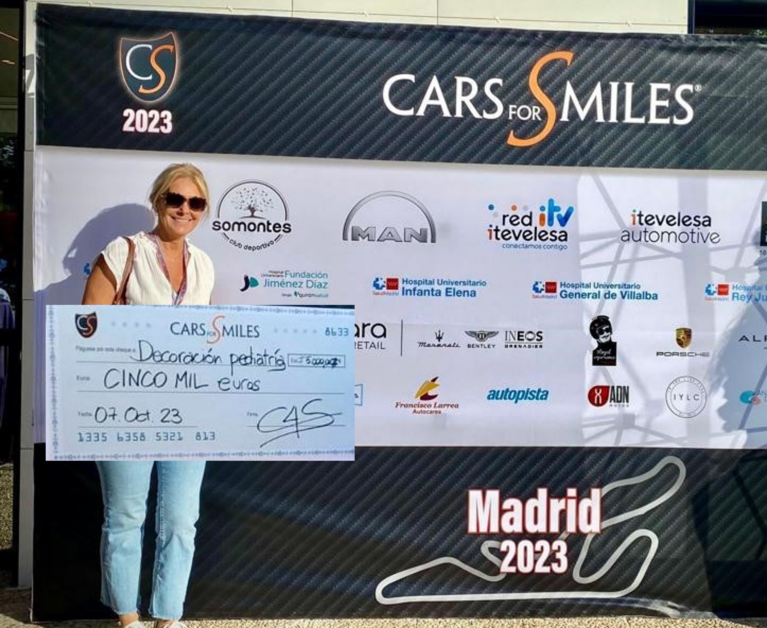 2023 10 11 Eva Rueda con el cheque correspondiente al premio a la FJD