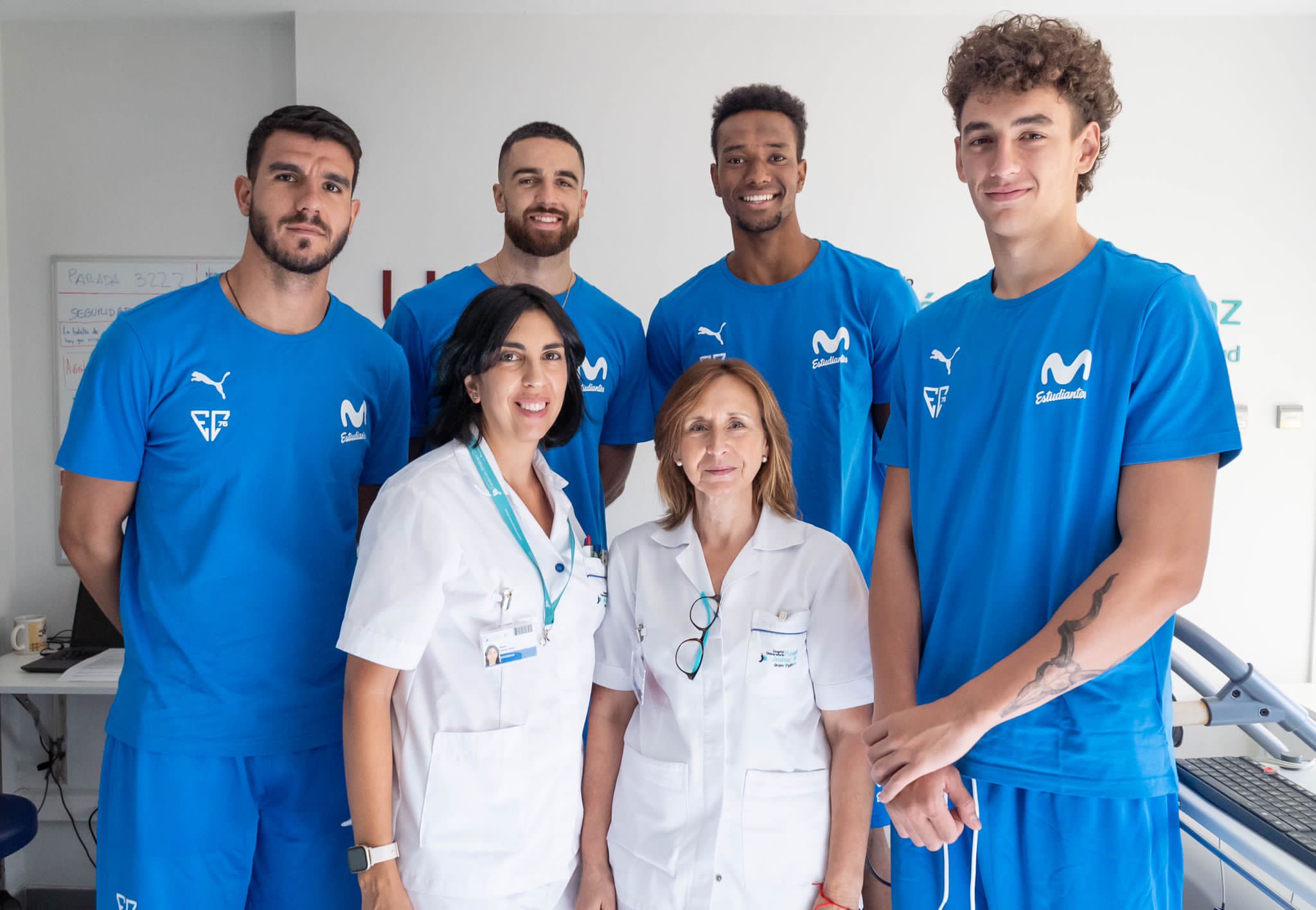 2023 08 29 Personal de la FJD con los jugadores del Movistar Estudiantes