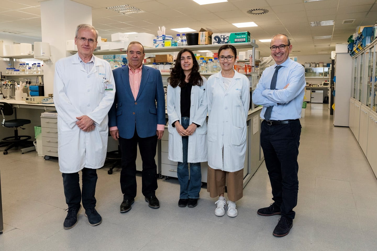 El Dr. Peces-Barba (2º por la izda) junto al Dr. Seijo (1º por la dcha) y a algunos de los otros investigadores de La Paz y la CUN implicados en el estudio