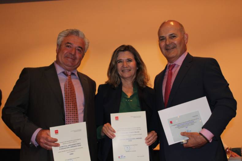 2018 05 29 Los doctores Zamora, Del Campo y Gómez, tras recoger la acreditación
