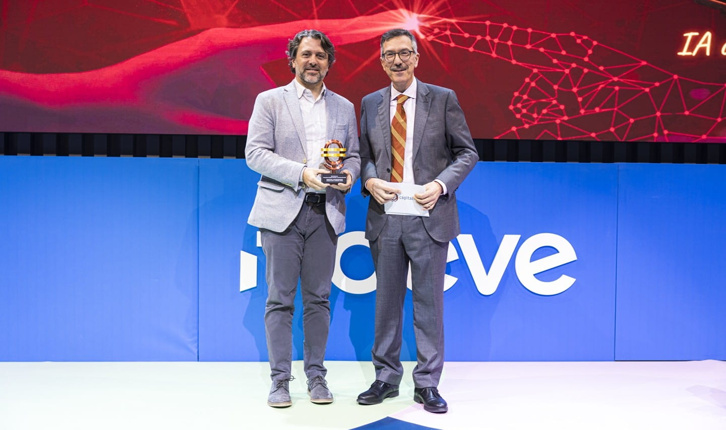 El Dr. Arcos recogiendo el galardón