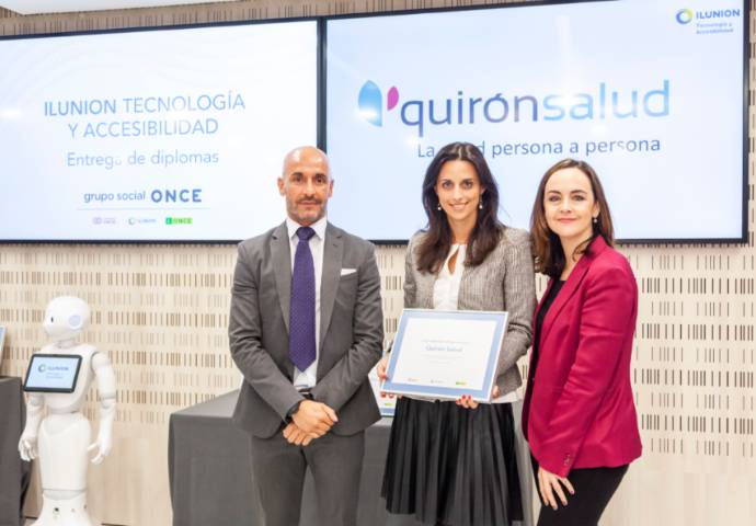 Marta del Olmo en el momento de recoger el diploma