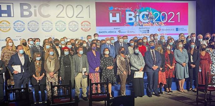 2021 11 17 Foto de familia de los galardonados en los Premios BiC 2021