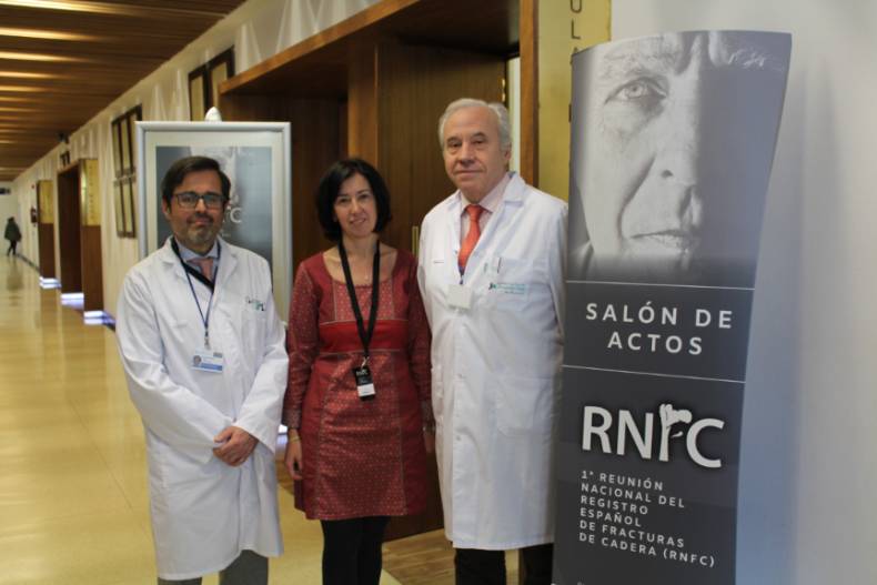 2018 03 08 La Dra. Sáez entre el Dr. Emilio Calvo, jefe del Dpto. de Cir...