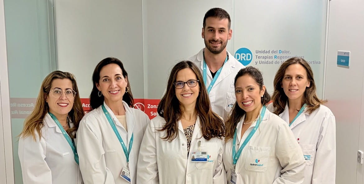 La Dra. Almudena Fernández-Bravo (centro), junto al resto del equipo médico de la unidad