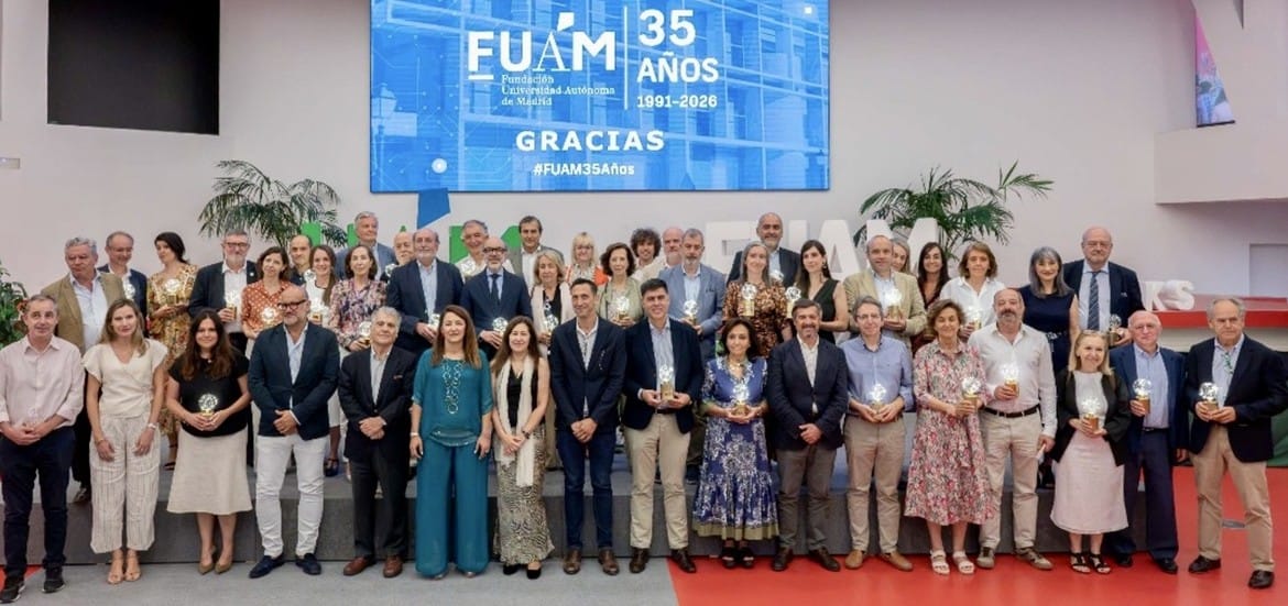 Foto de familia con los premiados y participantes en el acto