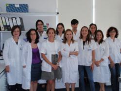 Dra Ayuso junto a su equipo