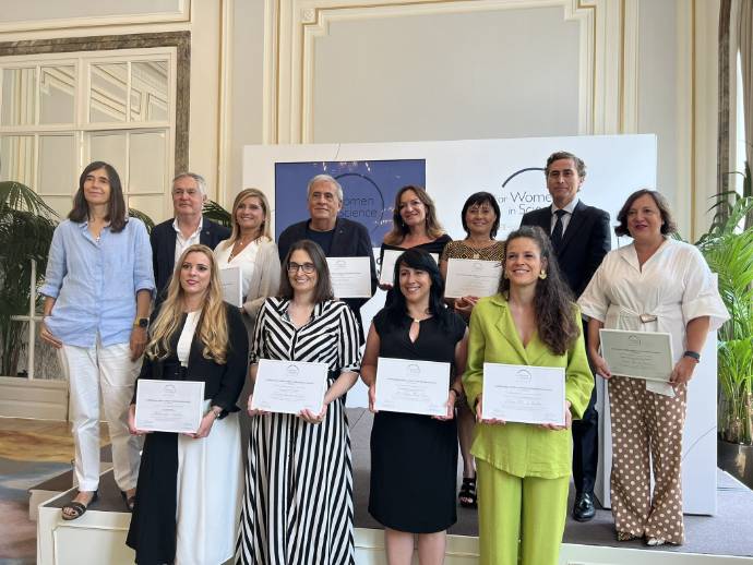 2022 07 15 Foto de familia de premiadas y organizadores del programa